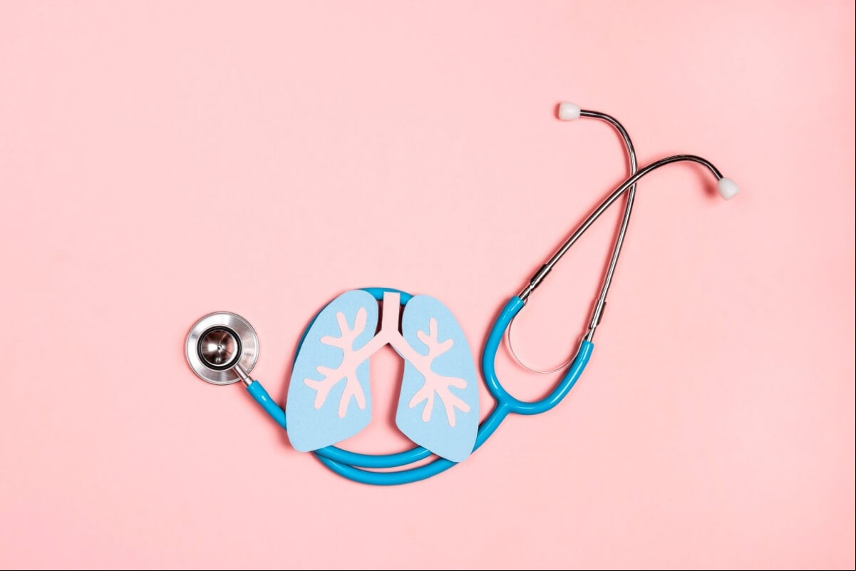 A asma é uma condição crônica que afeta o pulmão A espirometria é um teste de função pulmonar que mede a quantidade (volume) e/ou a velocidade (fluxo) de ar que pode ser inalada ou expirada