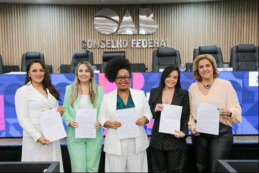 Conselheiras da OAB tiram foto com o parecer contrário ao PL do Aborto