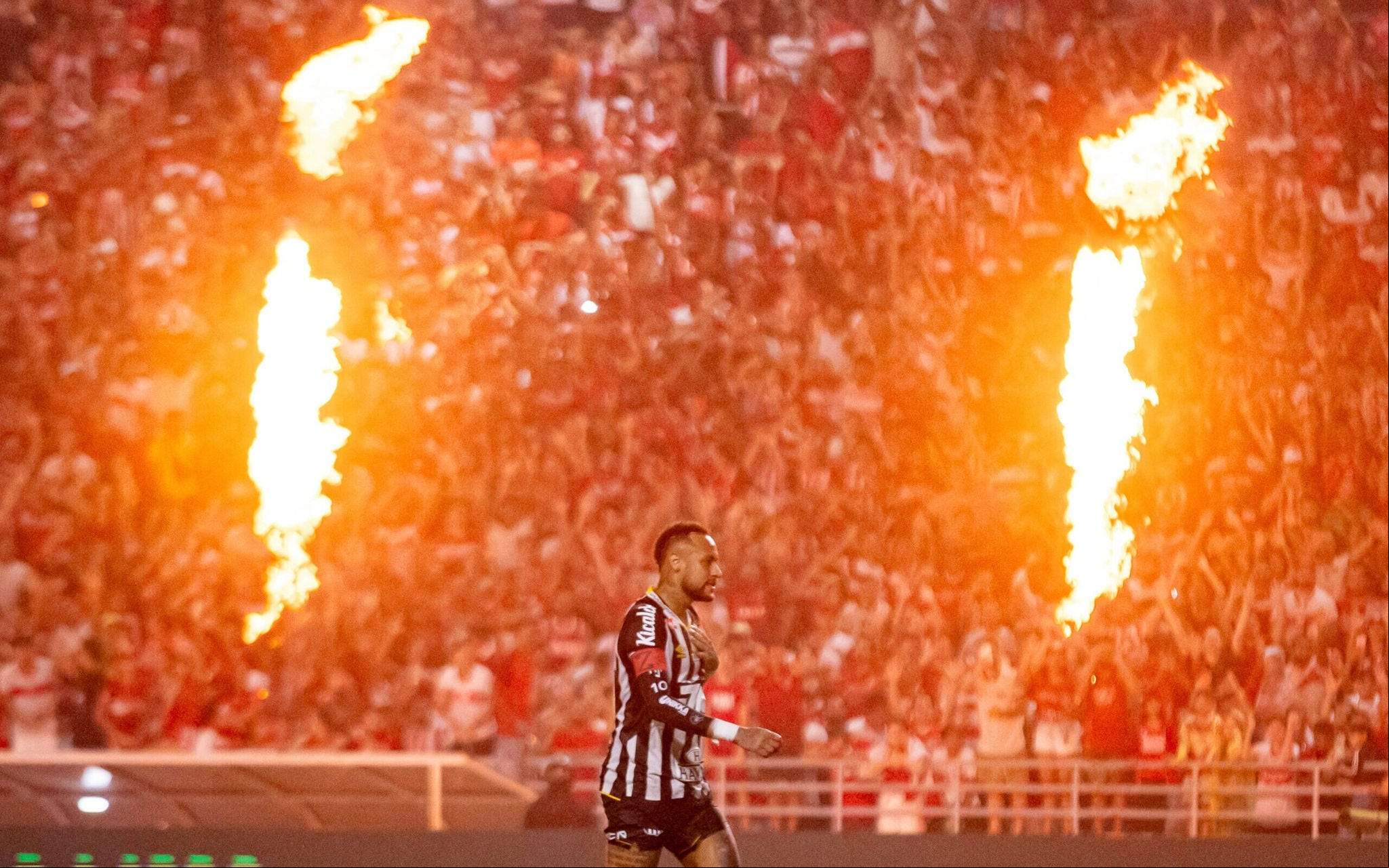 Neymar entra em campo no duelo entre o CRB e o Santos pelo jogo de volta da Copa do Brasil, em Alagoas. (Itawi Albuquerque/AGIF)