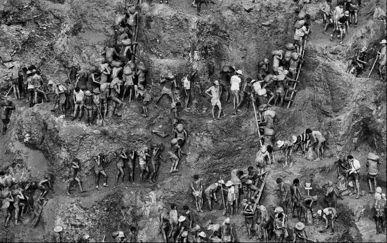 Sebastião Salgado 'Serra Pelada', de 1986, foi escolhida por críticos do 'The New York Times' pelo impacto causado na época: 'marcante'