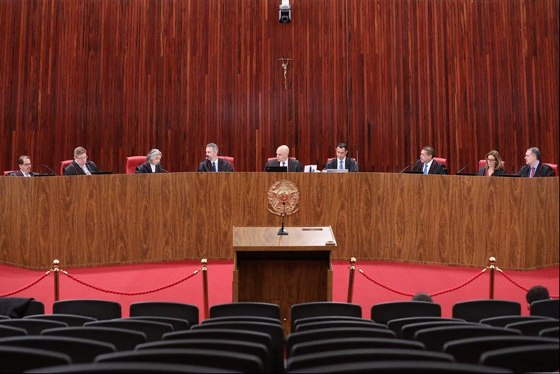 Ministros no plenário do Tribunal Superior Eleitoral (TSE)