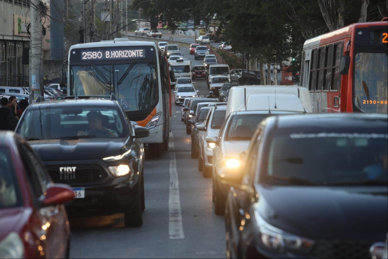 Acidente com torre de energia complica trânsito em Contagem