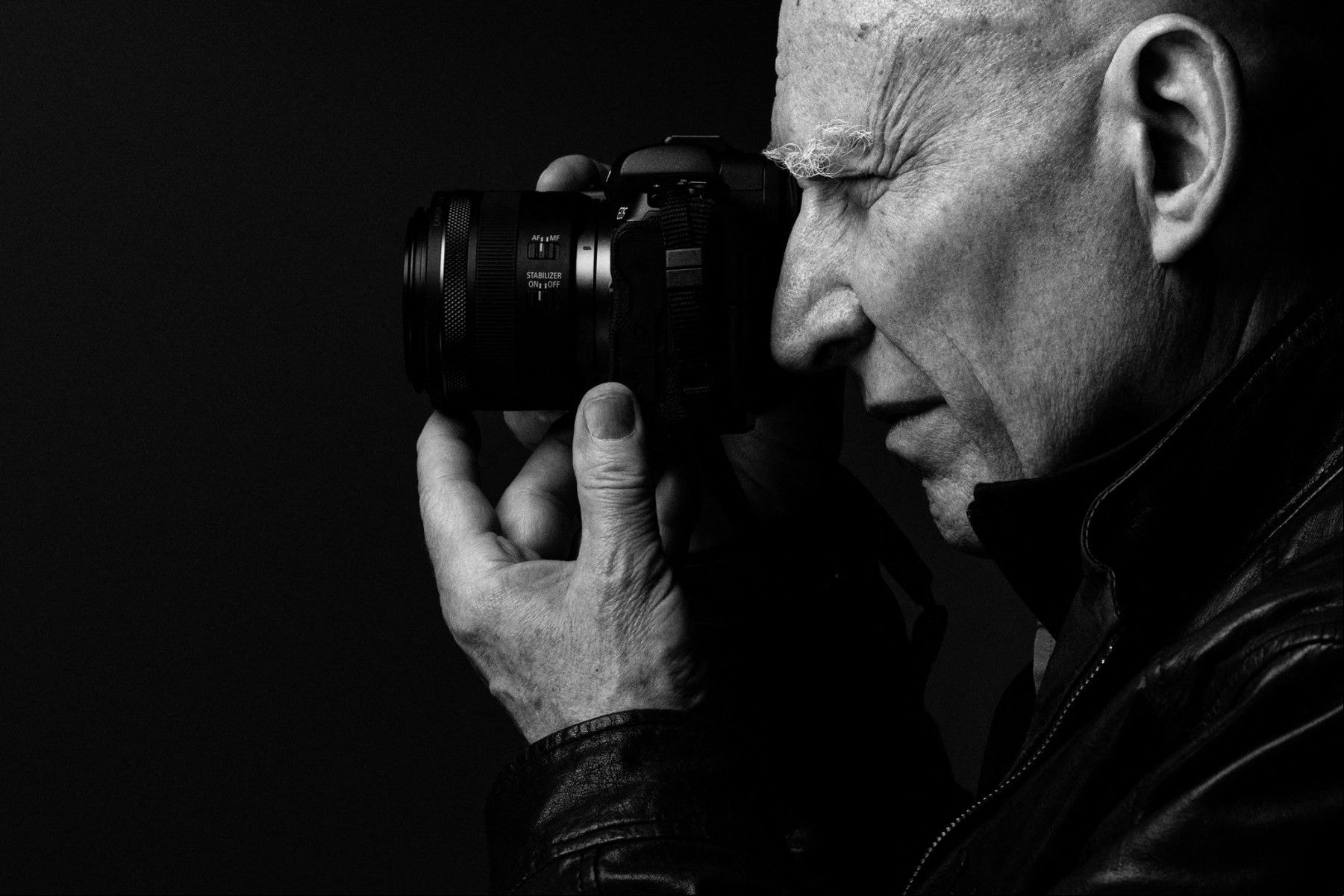 O fotojornalista brasileiro Sebastião Salgado posa durante uma sessão de fotos em Paris em 18 de maio de 2021