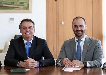 Jair Bolsonaro e seu filho, Eduardo Bolsonaro Jair Bolsonaro e o filho Eduardo Bolsonaro, deputado federal licenciado que está nos EUA