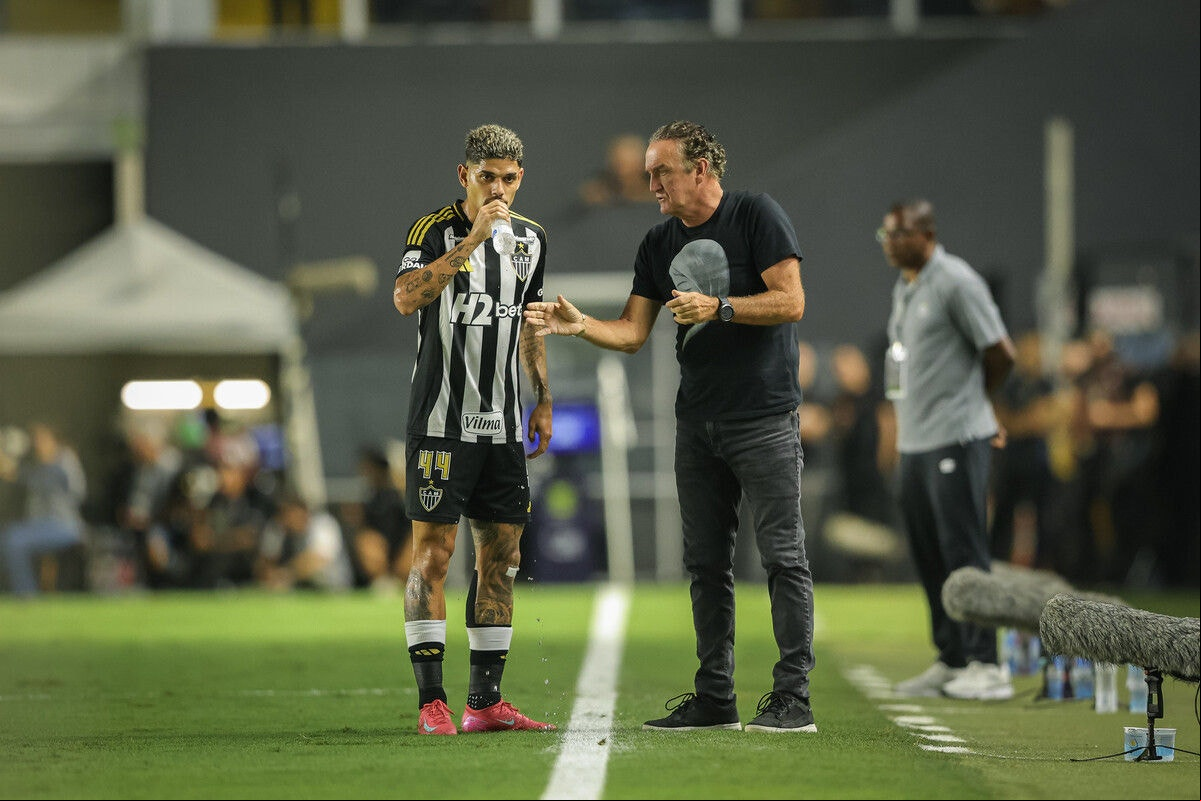 Cuca a instrução a Rubens à beira do gramado durante partida da equipe pelo Brasileirão
