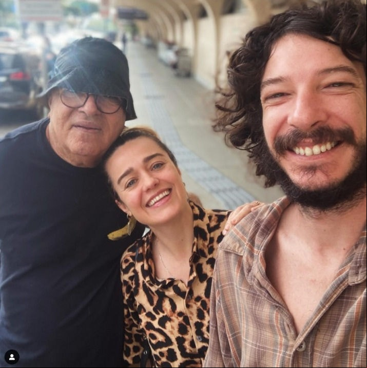 Karine Carvalho nega viver trisal e diz que post era brincadeira