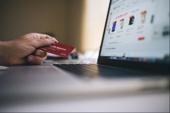 Por meio do Remessa Conforme, as compras do exterior abaixo de US$ 50 são isentas de impostos federais.