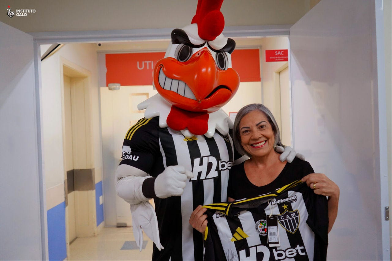 Galo Doido entregou camisa de Hulk para a avó de Aurora