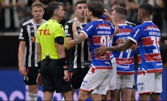 Momento em que Pedro Augusto, do Fortaleza, procura a arbitragem, exaltado após se envolver em lance com Battaglia