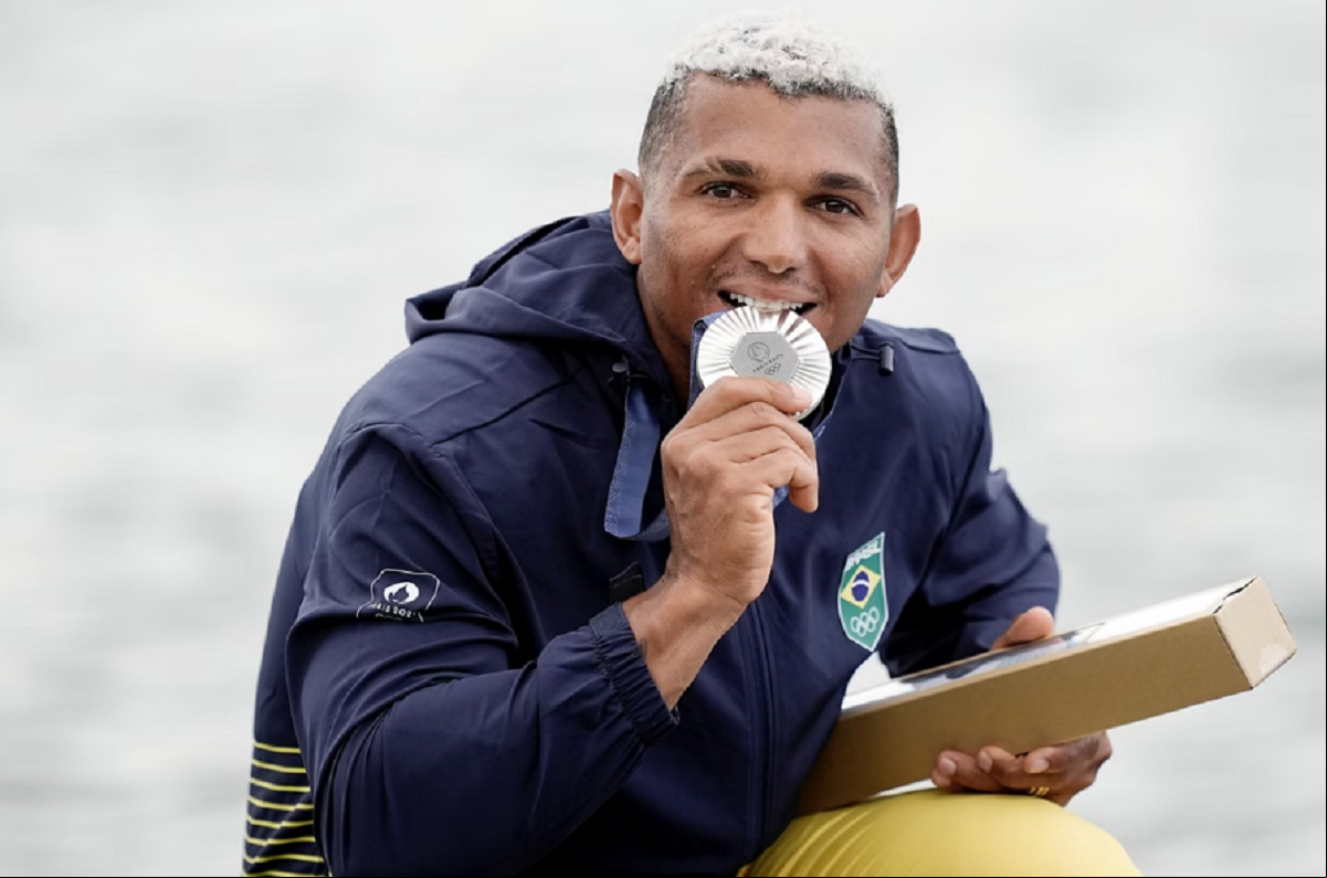 Isaquias Queiroz conquistou a prata no C1 (canoa individual) 1000m da canoagem de velocidade, em 9 de agosto, após disputa apertada com Serghei Tarnovschi, da Moldávia.