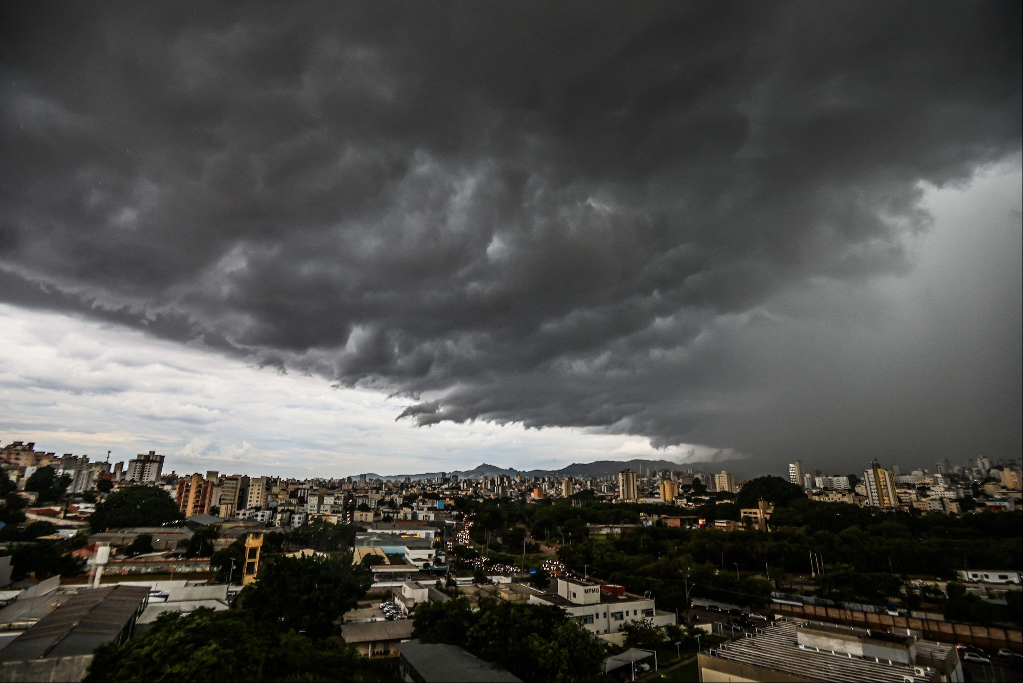 Há possibilidade de chuva isolada e de curta duração, conforme a Defesa Civil