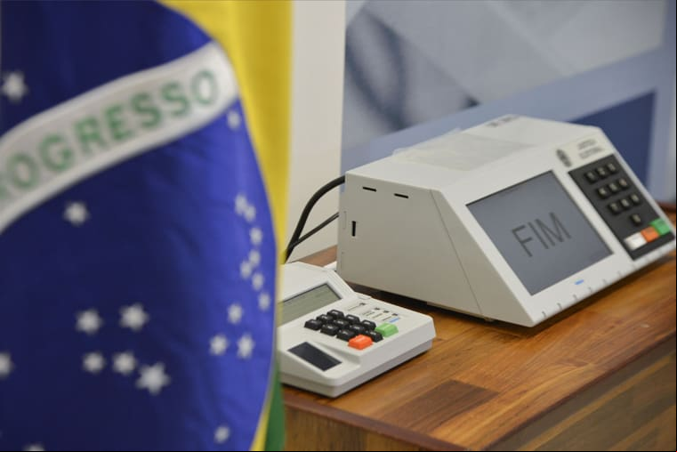 Para se manterem elegíveis em disputas de cargos políticos nas eleições, um dos requisitos exigidos por lei é ter idade mínima