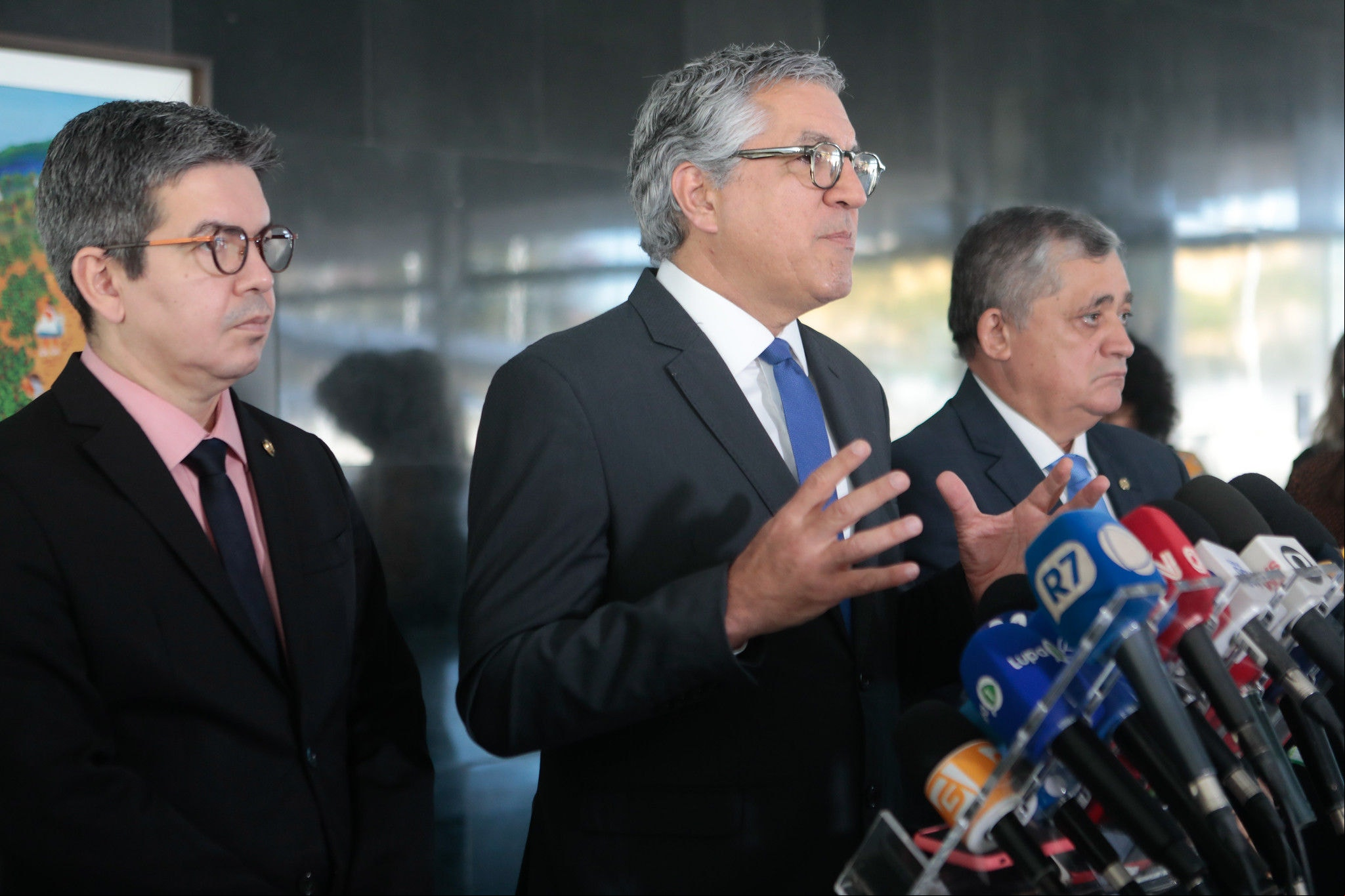 Alexandre Padilha com os líderes de governo no Congresso, Randolfe Rodrigues (Sem Partido - AP) e na Câmara dos Deputados, José Guimarães (PT-CE)
