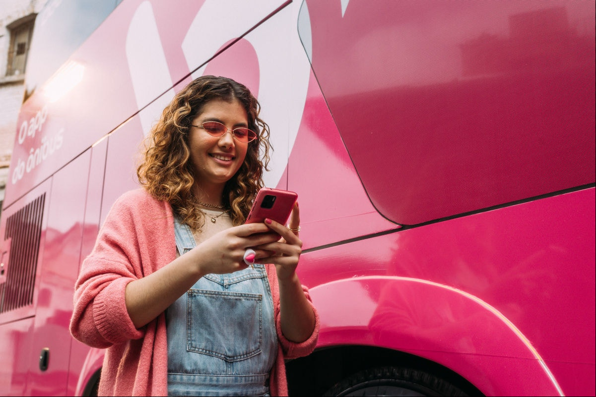 Com o slogan “Não viaja. Vai de B”, a campanha busca mostrar que por meio da plataforma é possível viajar mais e melhor