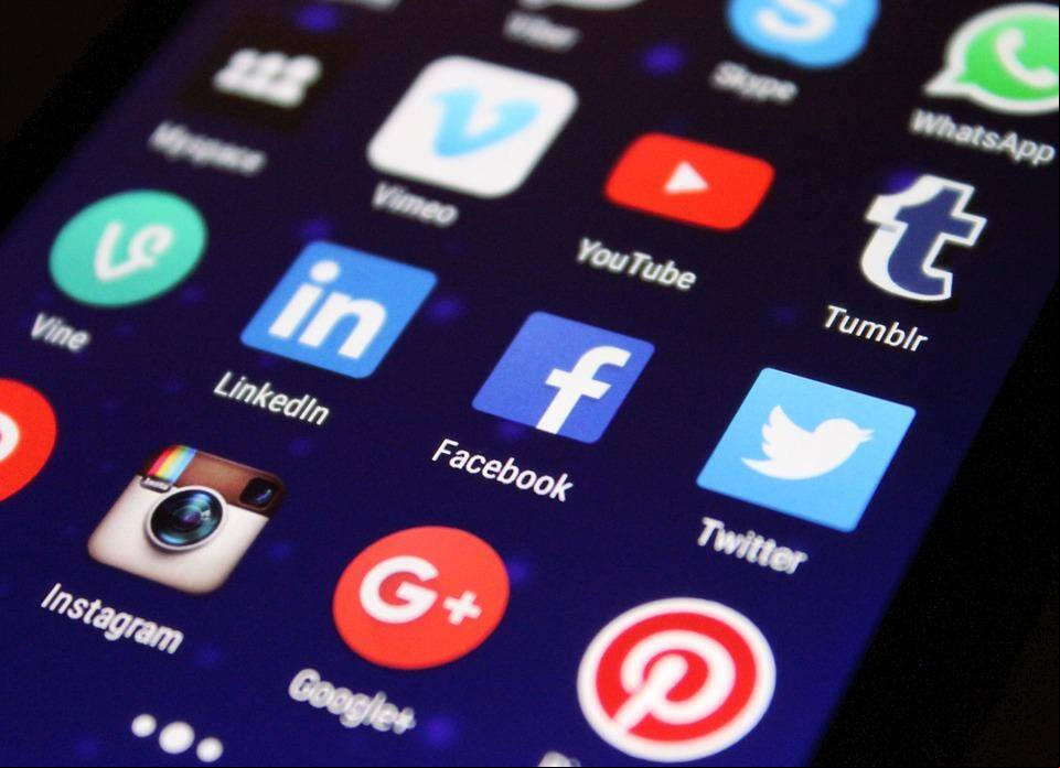 Maioria dos brasileiros apoia regulação das redes sociais, mas teme por limites à liberdade de expressão