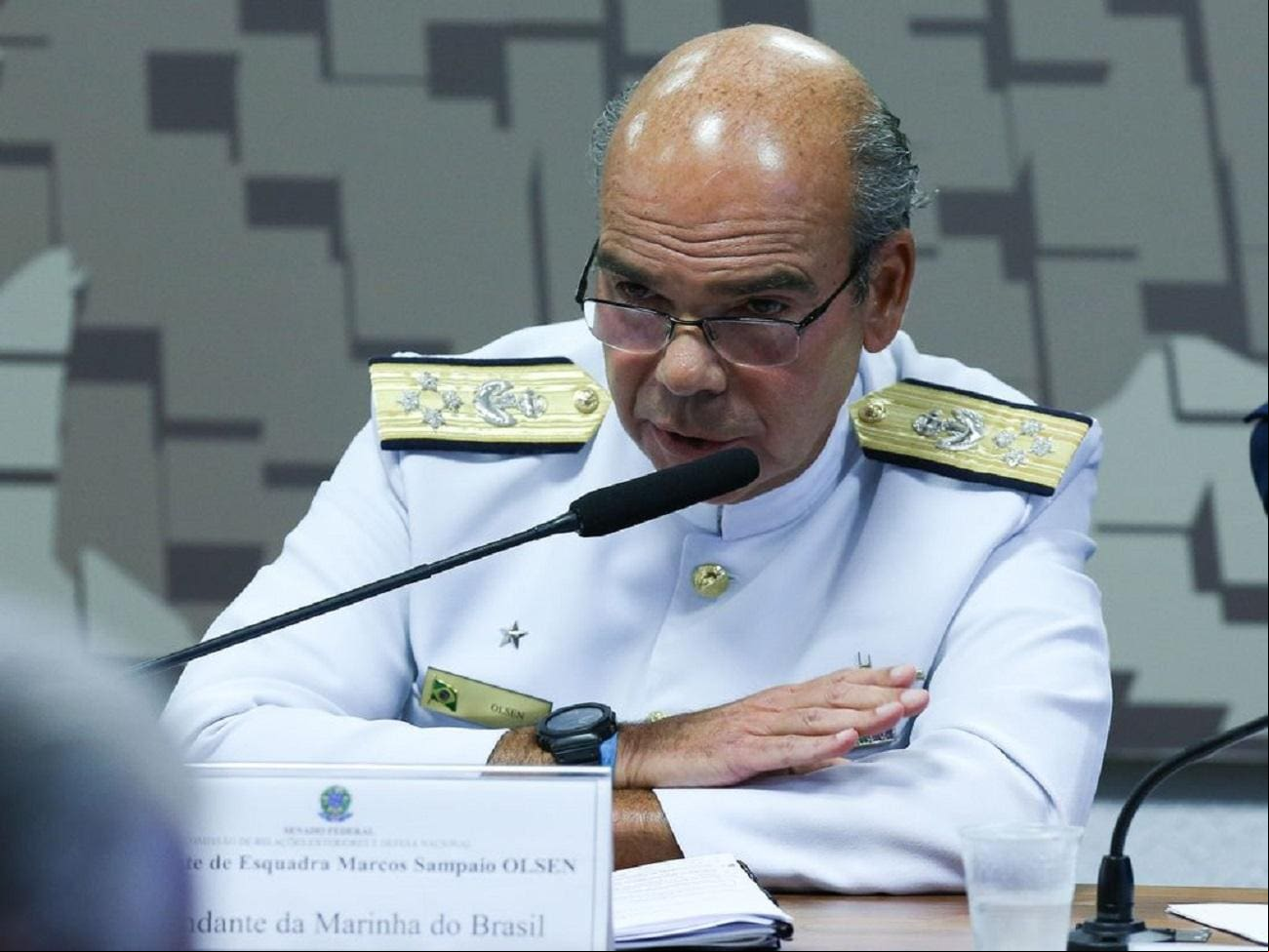 Marcos Olsen, comandante da Marinha, critica politização das Forças Armadas e diz que quem interpreta a Constituição é o STF Marcos Olsen, comandante da Marinha, critica politização das Forças Armadas e diz que quem interpreta a Constituição é o STF