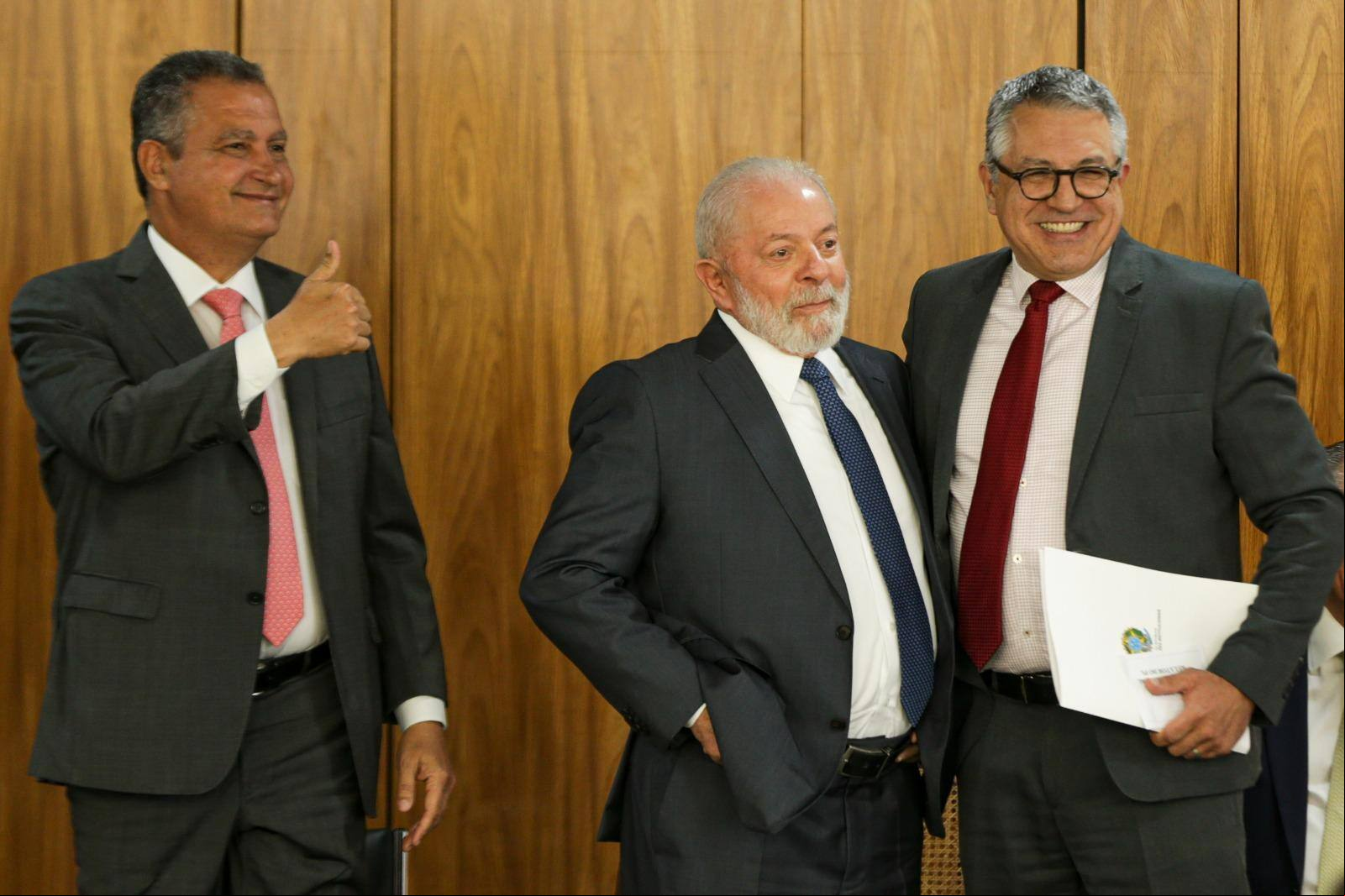 Lula Rui Costa e Padilha Presidente Lula junto dos ministros que despacham no Palácio do Planalto: Rui Costa (Casa Civil) e Alexandre Padilha (Relações Institucionais)