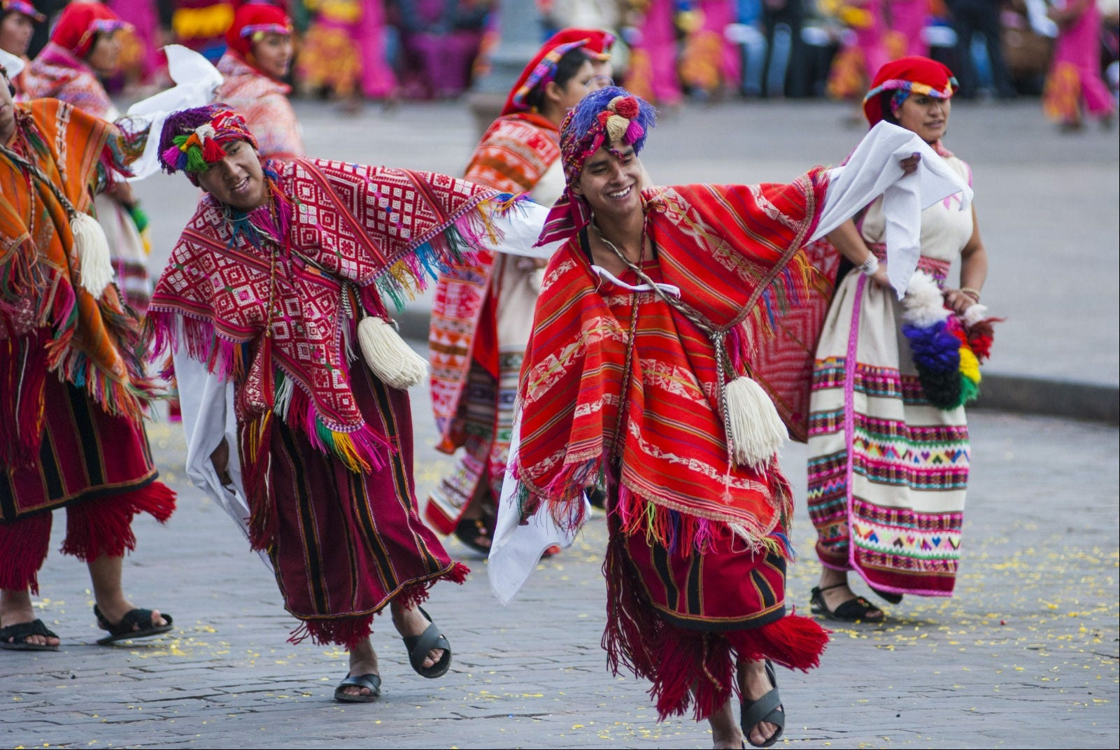 Artistas e moradores locais reproduzem danças na Plaza de Armas, no coração de Cusco