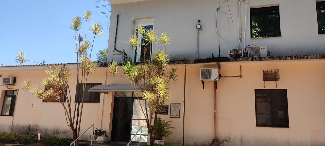 Fachada do prédio da Funed que é escorado