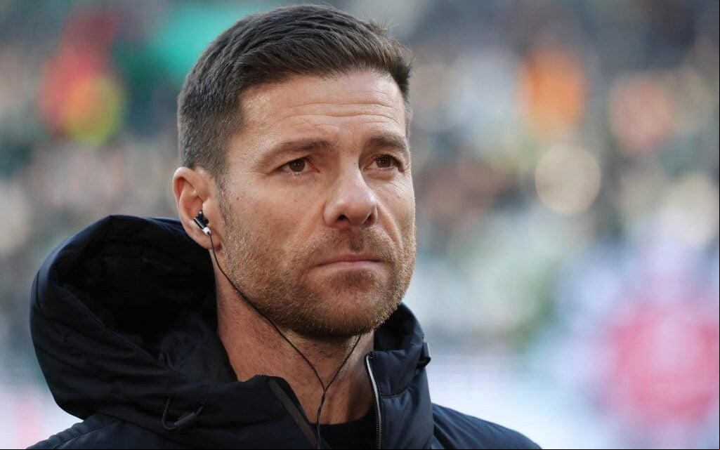 Xabi Alonso no comando técnico do Bayer Leverkusen (Foto: Focke Strangmann/AFP)
