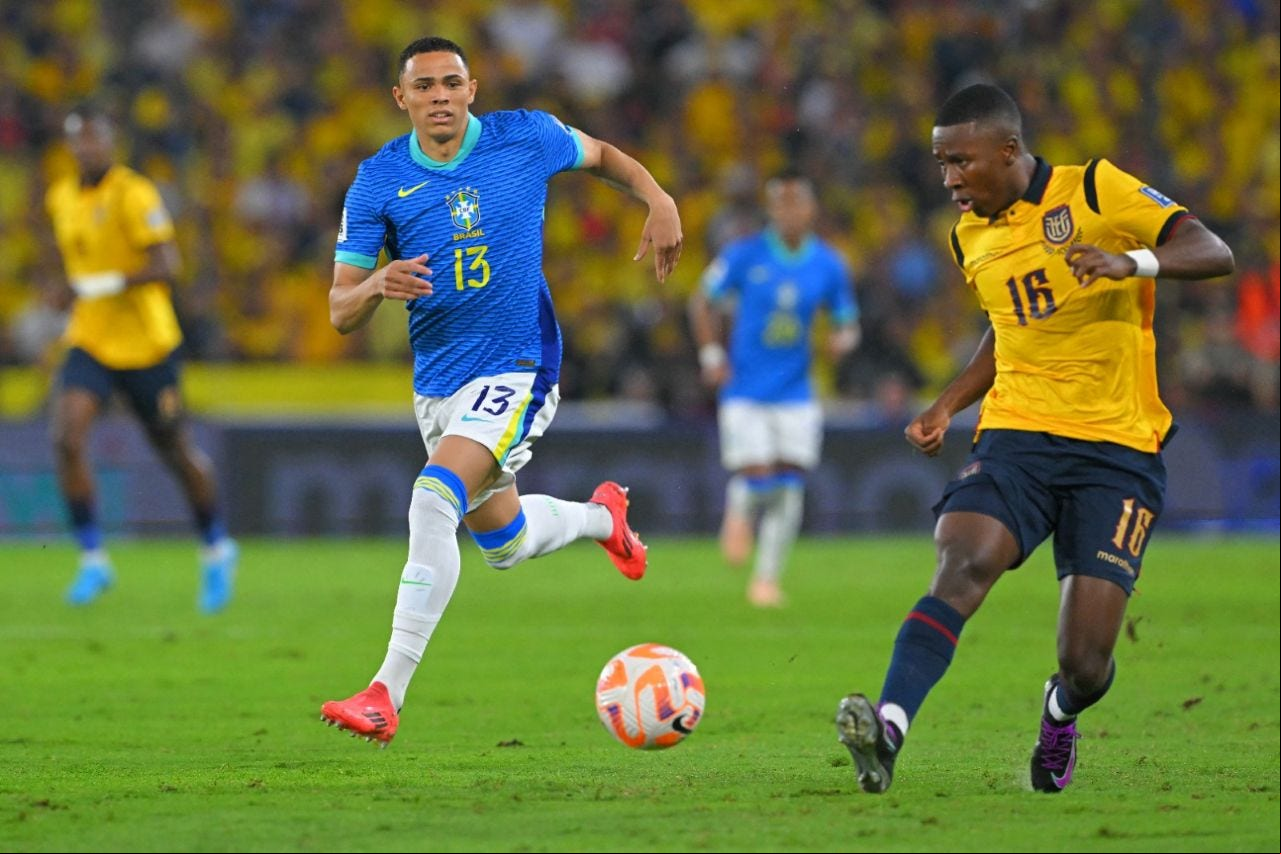 Jogadores de Brasil e Equador em partida pelas Eliminatórias da Copa 2026