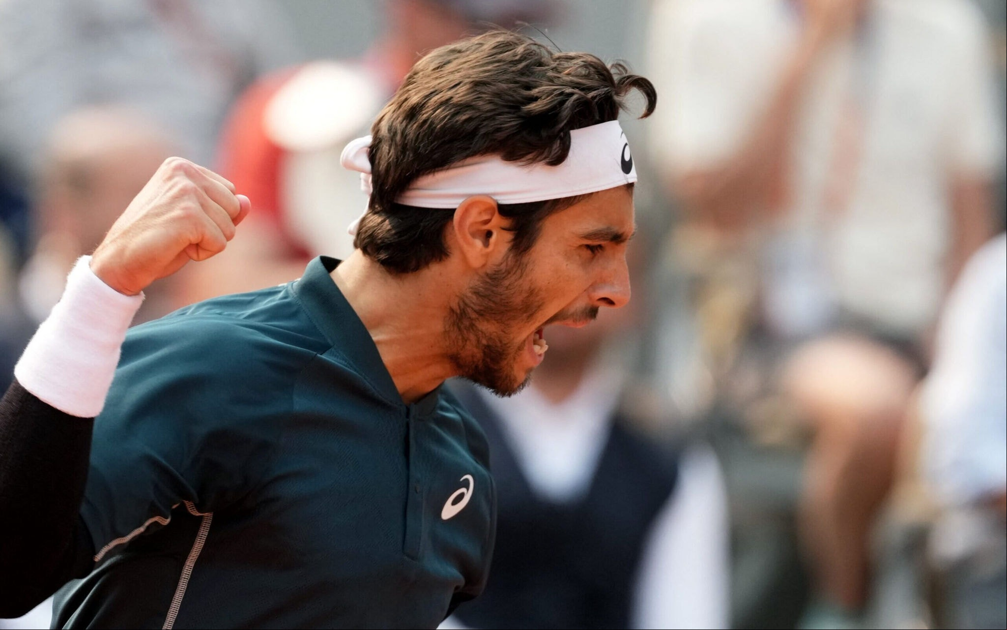Lorenzo Musetti vence s Tiafoe nas quartas de final em Roland Garros (foto: Dimitar DILKOFF / AFP)