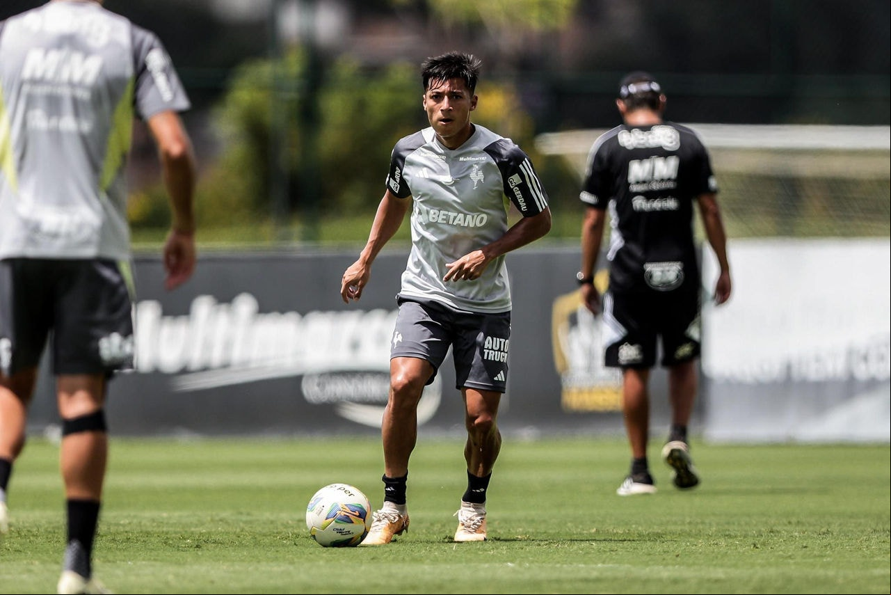 Volante Alan Franco em ação durante treinamento na Cidade do Galo