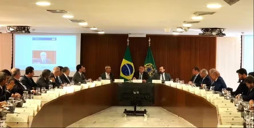 Bolsonaro reunido com ministros: para a PF, as imagens, que têm mais de uma hora de duração, revelam “o arranjo de dinâmica golpista, no âmbito da alta cúpula do governo”