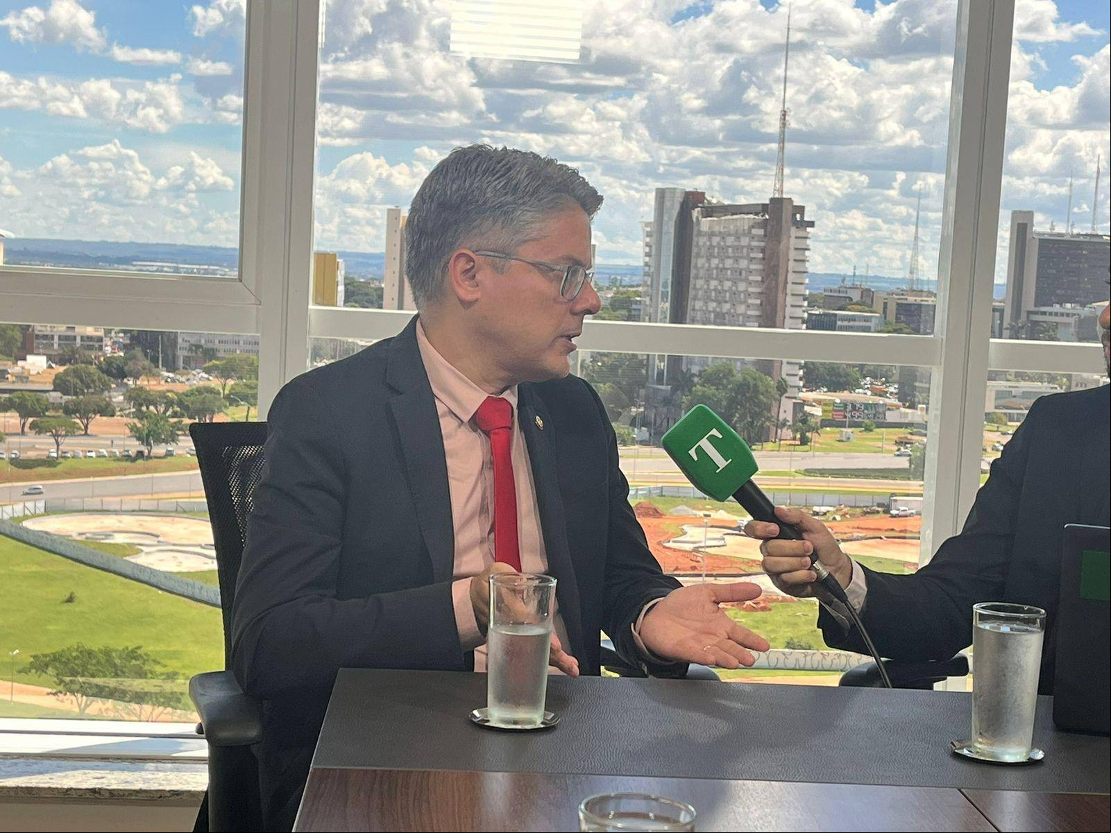 Senador Alessandro Vieira em entrevista a O TEMPO