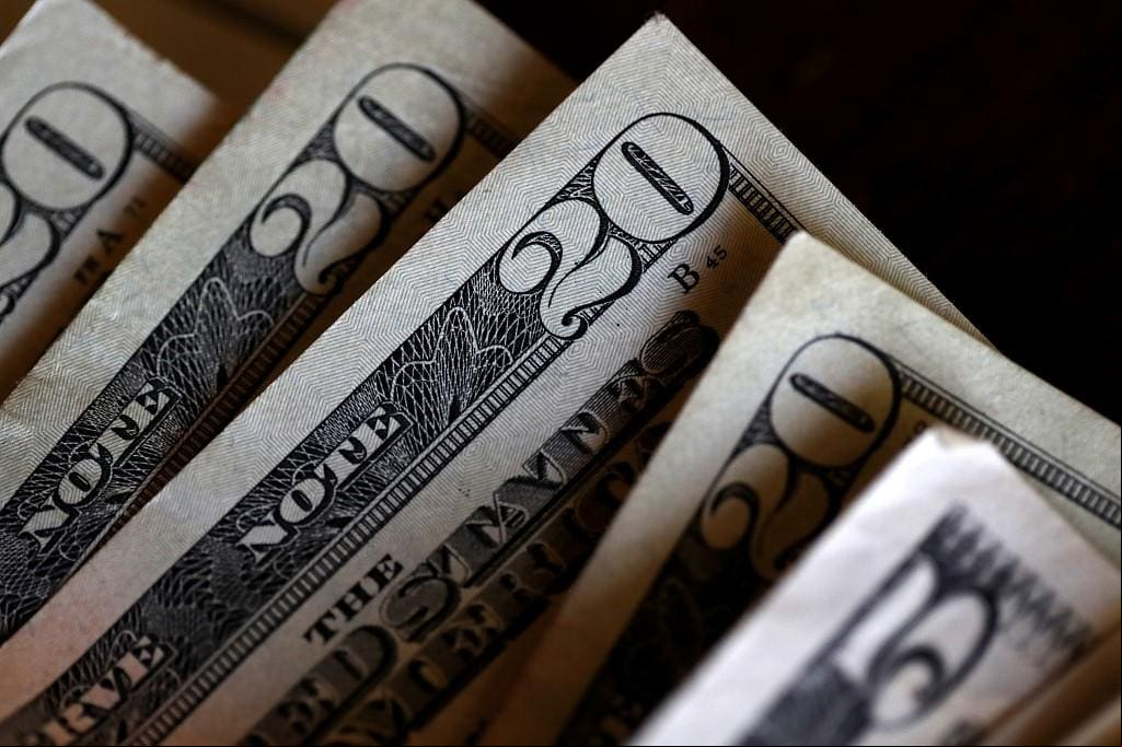 Dólar sobe para R$ 5,87 e fecha no maior nível em quatro anos
