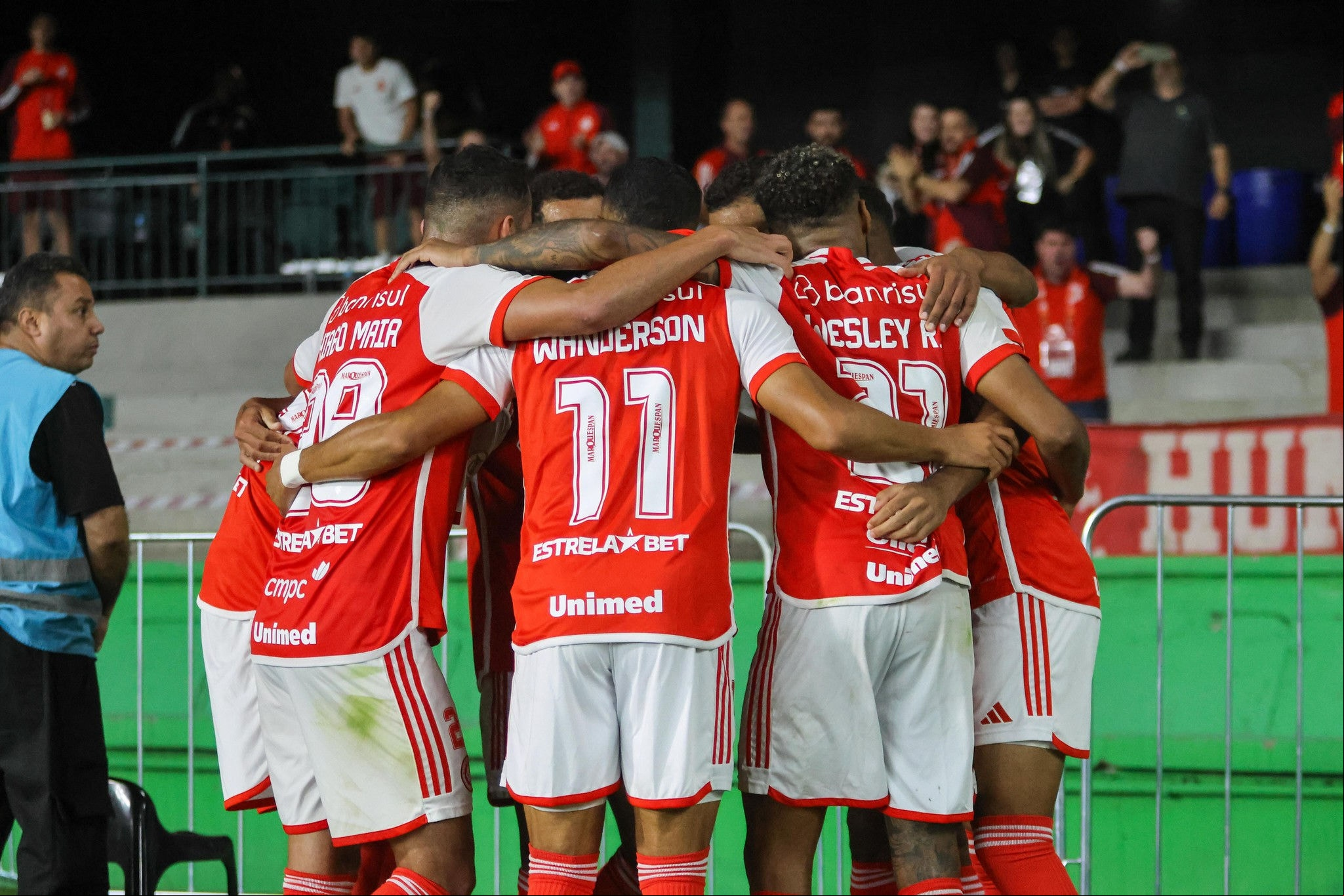 Jogadores do Internacional se reúnem em campo durante o clássico contra o Grêmio, na última rodada do Brasileirão