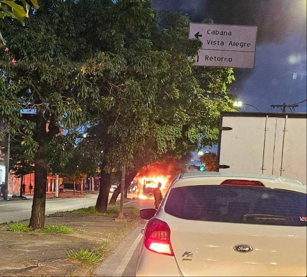 Manifestantes atearam fogo em ônibus na avenida Amazonas, em BH