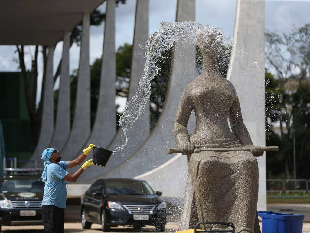 Funcionário faz a lavagem da estátua da Justiça em frente ao STF: obra de arte foi alvo de vândalos em 8 de janeiro Funcionário faz a lavagem da estátua da Justiça em frente ao STF: obra de arte foi alvo de vândalos em 8 de janeiro