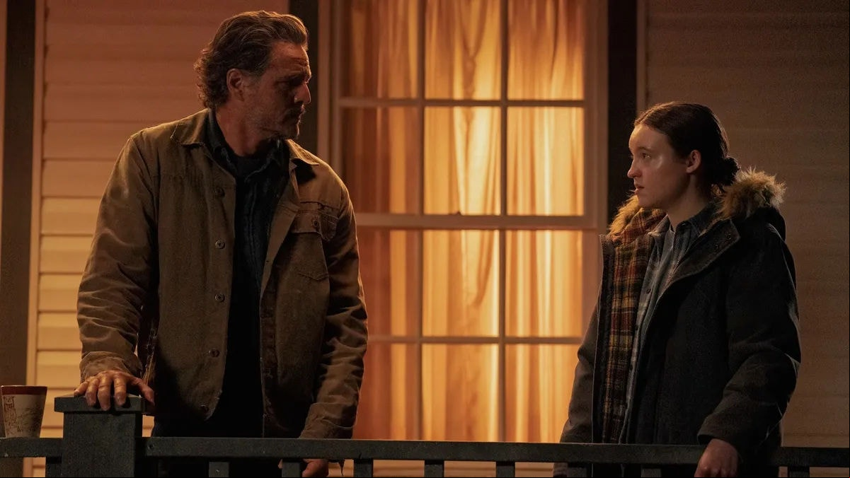 Joel (Pedro Pascal) e Ellie (Bella Ramsey) em cena emocionante da segunda temporada de The Last of Us.