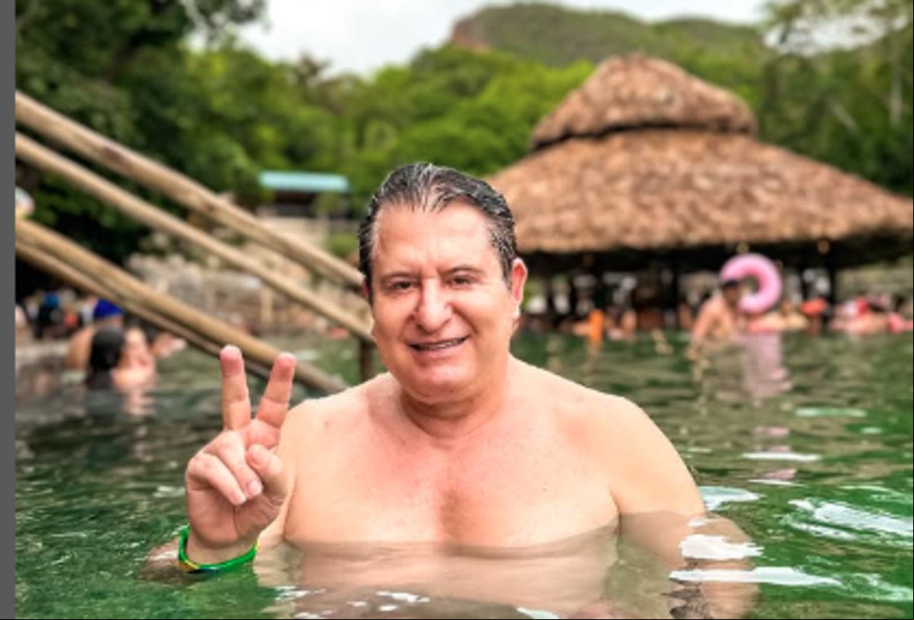 O cantor Marrone, de 60 anos, da dupla com Bruno, 56, precisou ar por uma pequena cirurgia após cair do palco durante um show no último sábado (10)