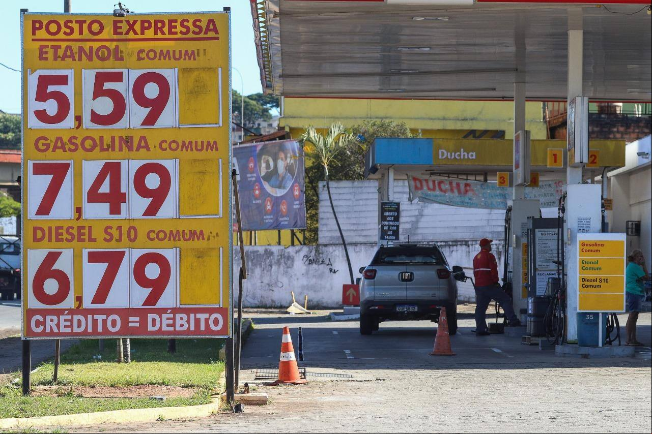 Brasileiro paga mais caro nos combustíveis desde que a Paridade de Preço de Importação (PPI) entrou em vigor na Petrobras Brasileiro paga mais caro nos combustíveis desde que a Paridade de Preço de Importação (PPI) entrou em vigor na Petrobras