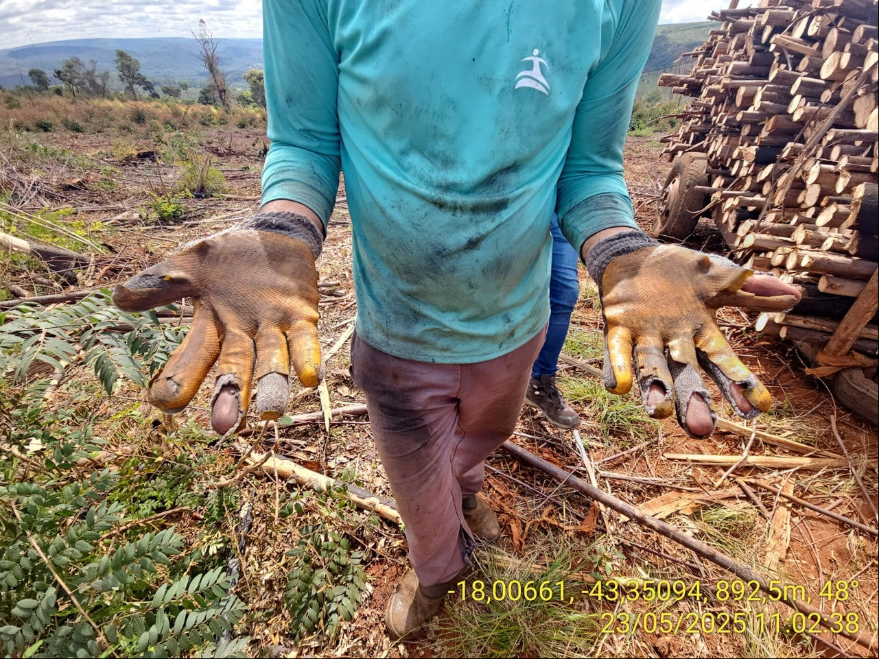 Foto mostra condições de trabalho flagradas pela fiscalização no local