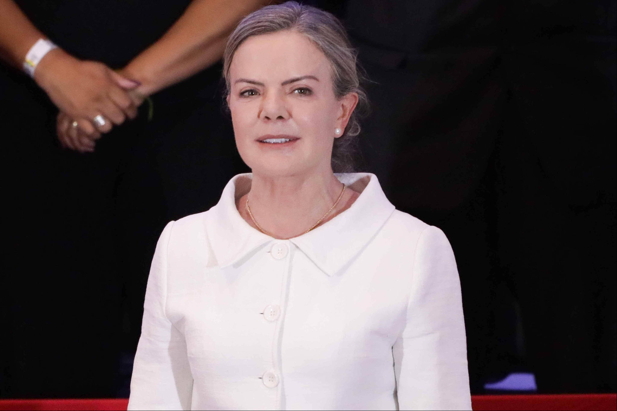 Gleisi Hoffmann Com perfil radical, Gleisi Hoffmann acumula desgastes com Centrão e o ministro Fernando Haddad. Ela é amiga pessoal de Lula.