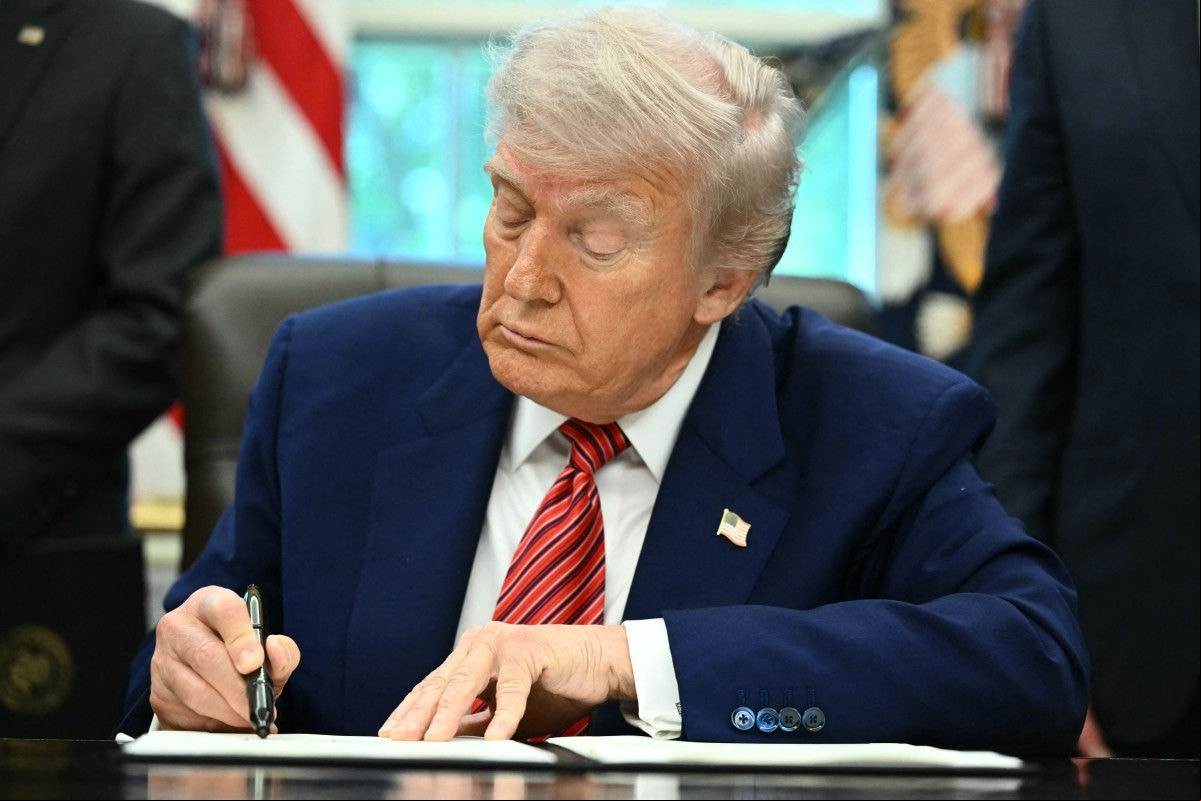 O presidente dos EUA, Donald Trump, assina ordens executivas no Salão Oval da Casa Branca