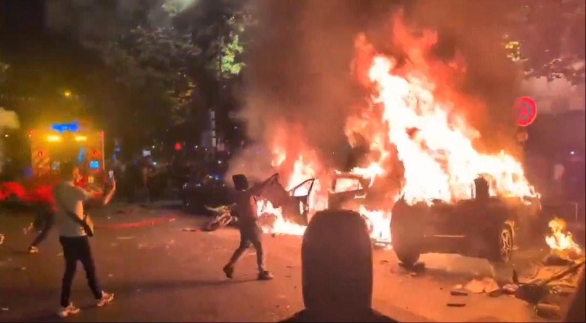 As maiores confusões aconteceram na Porte de Saint-Cloud e na Champs-Elysées, onde milhares acompanhavam a partida em telões