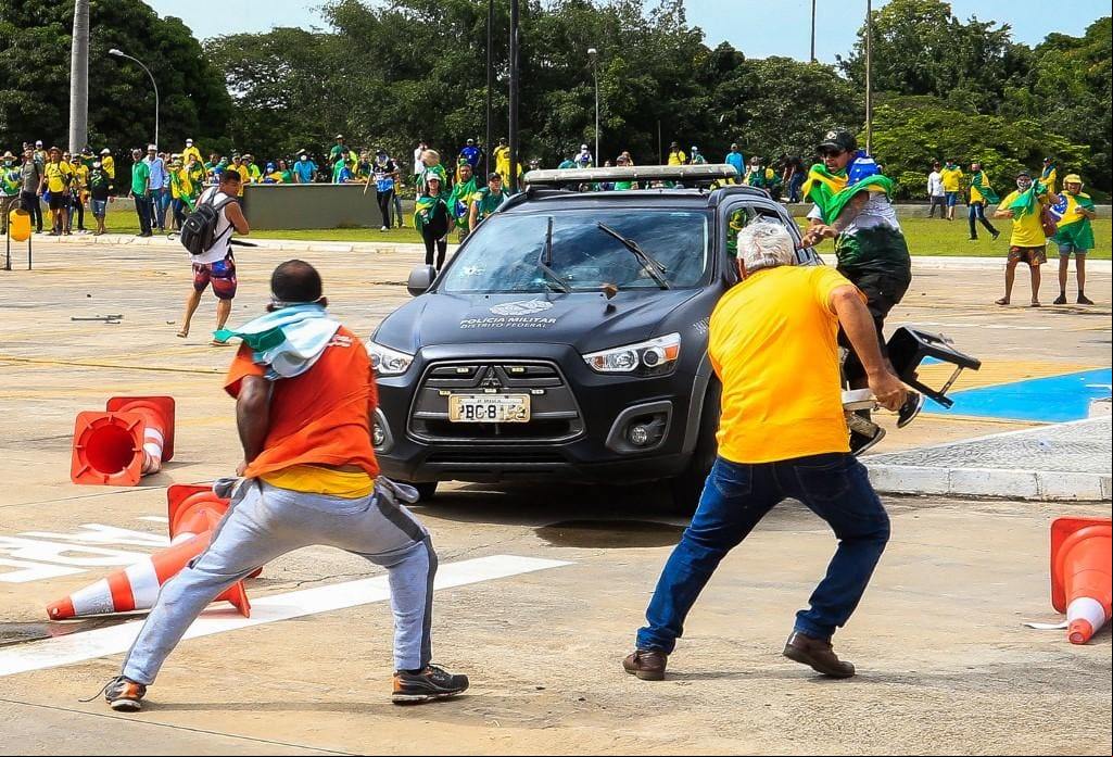 Viatura da Polícia Militar é cercada e atacada por vândalos na Praça dos Três Poderes, em Brasília, durante os atos violentos de 8 de janeiro de 2023