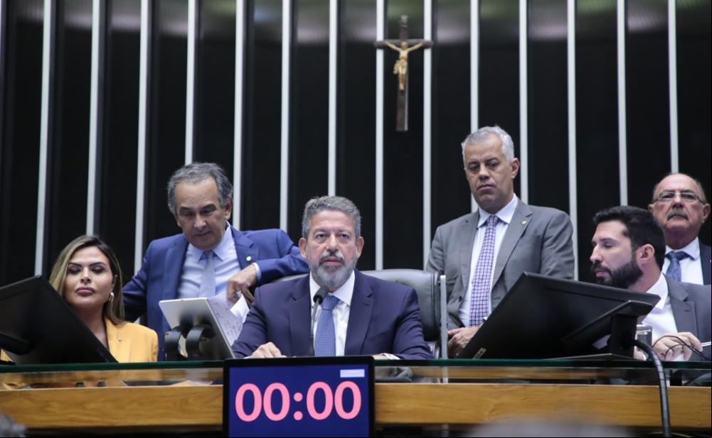 O presidente da Câmara, Arthur Lira (PP-AL), defensor público, foi quem tirou a proposta da gaveta