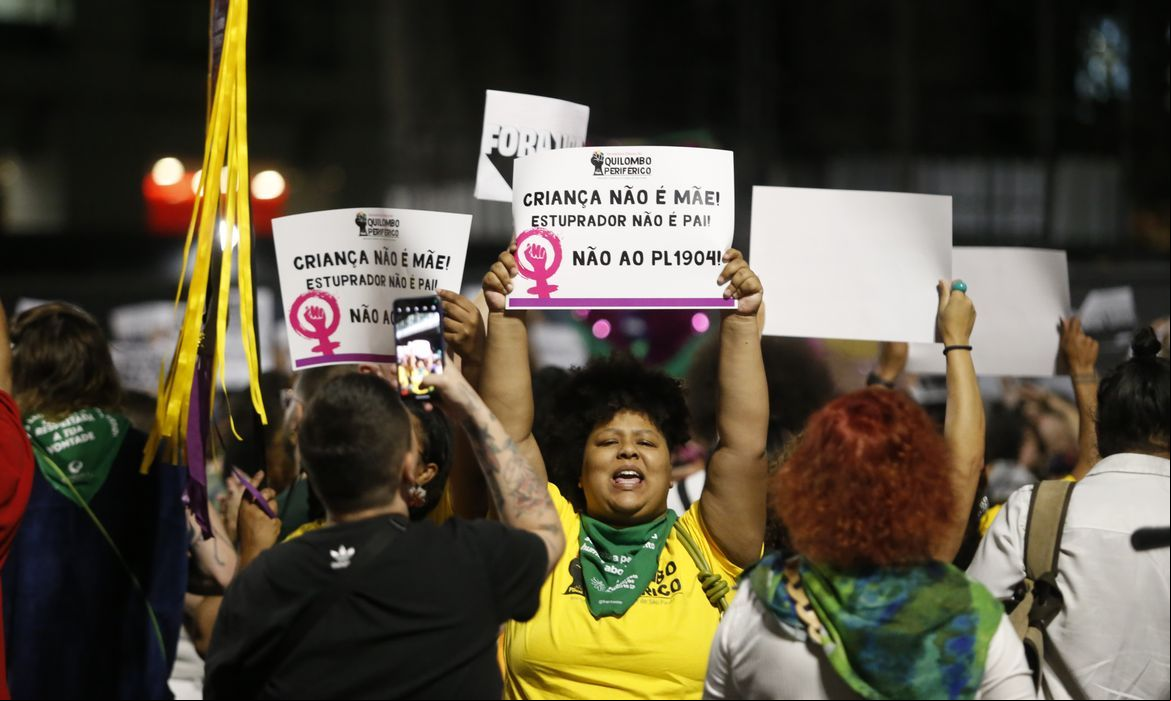 Manifestante protesta contra projeto de lei do aborto