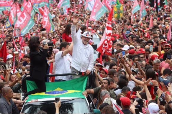 Lula durante caminhada entre a Praça da Liberdade e a Praça Tiradentes, na região central de Belo Horizonte, em outubro de 2022
