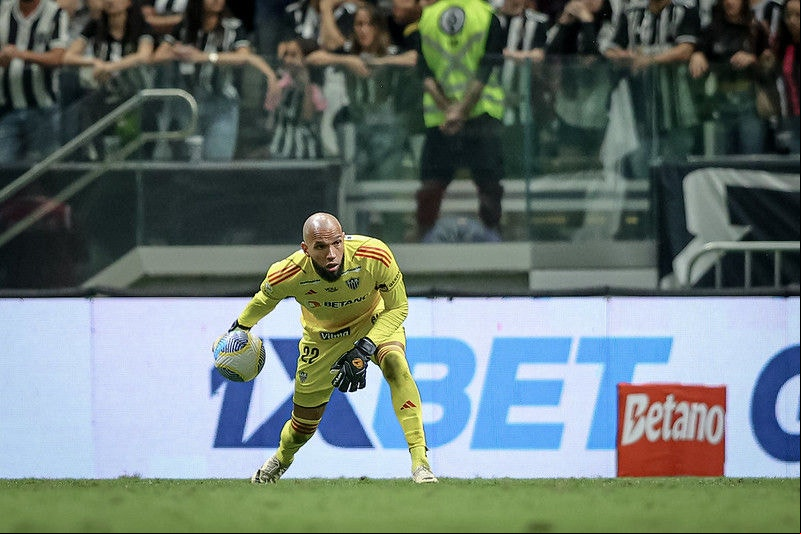 Everson revelou ter jogado no sacrifício no jogo contra o Fortaleza, na Arena MRV  