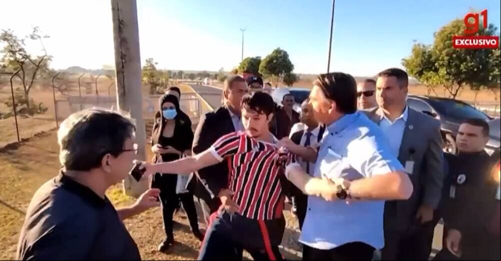 Bolsonaro entra em confusão com youtuber Wilker Leão após ser confrontado na saída do Palácio da Alvorada, em Brasília (DF)