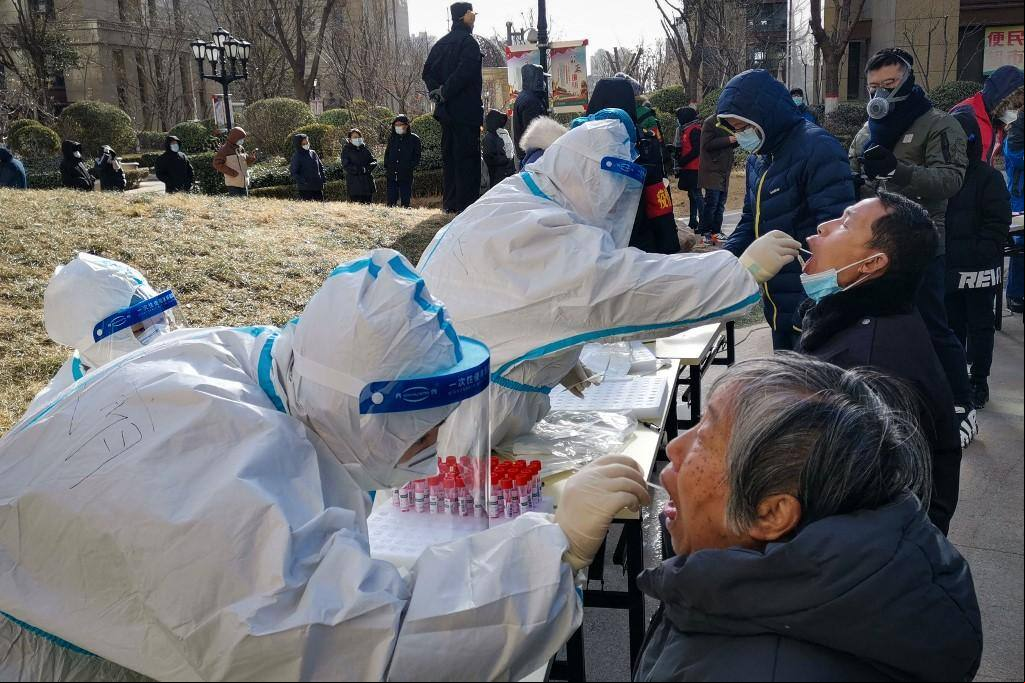 China registra o maior número de novos casos de Covid-19 desde julho Testagem em Shijiazhuang, nos arredores de Pequim