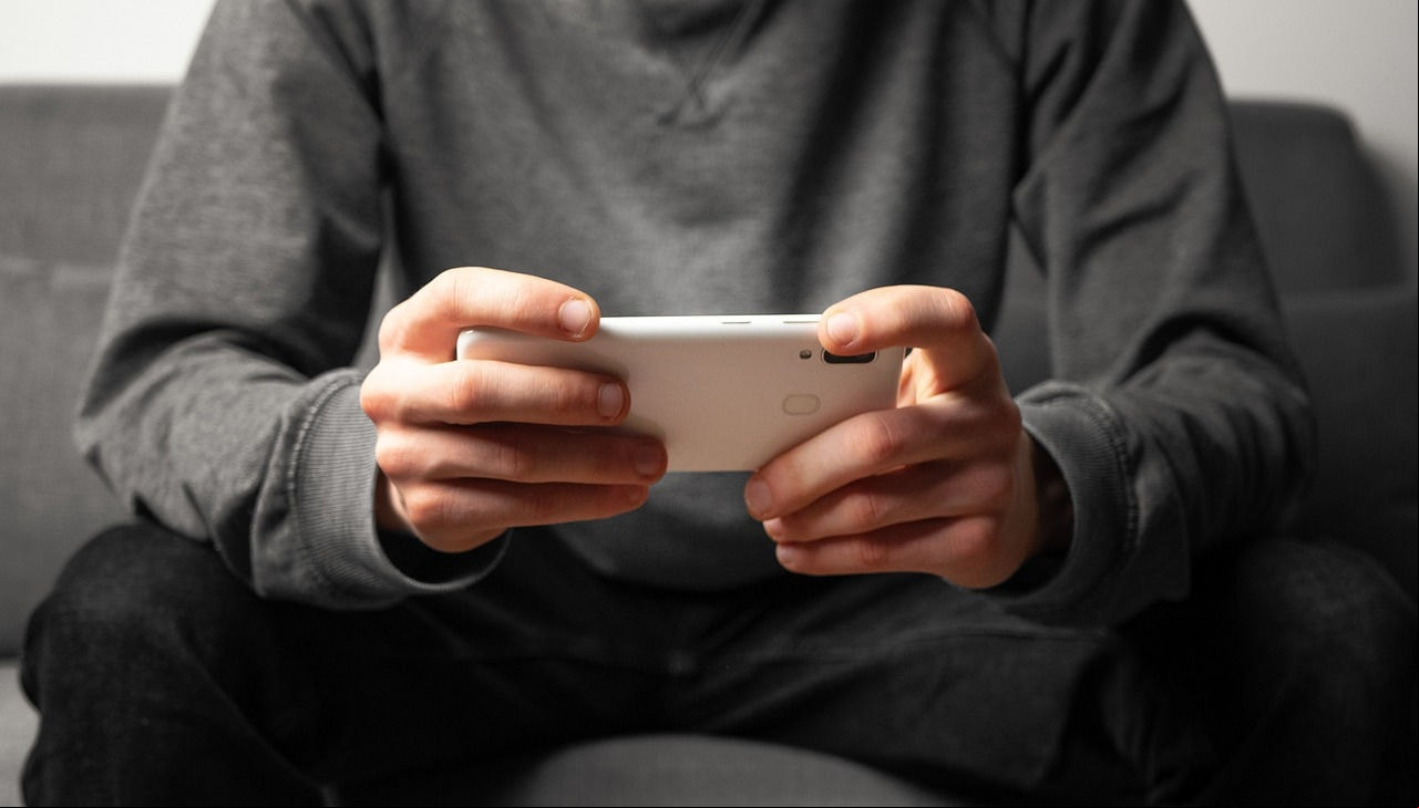 Adolescente foi encontrado pela Polícia Militar com o celular na cintura
