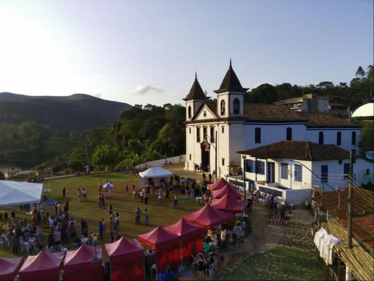 Feirinha do Morro em frente à igreja Matriz de Nossa Senhora de Nazareth