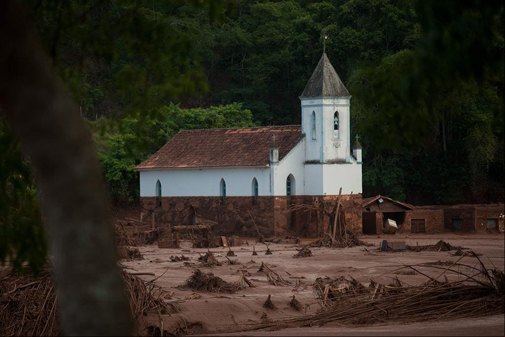Tragédia em Mariana Rompimento da barragem de Fundão, em Mariana